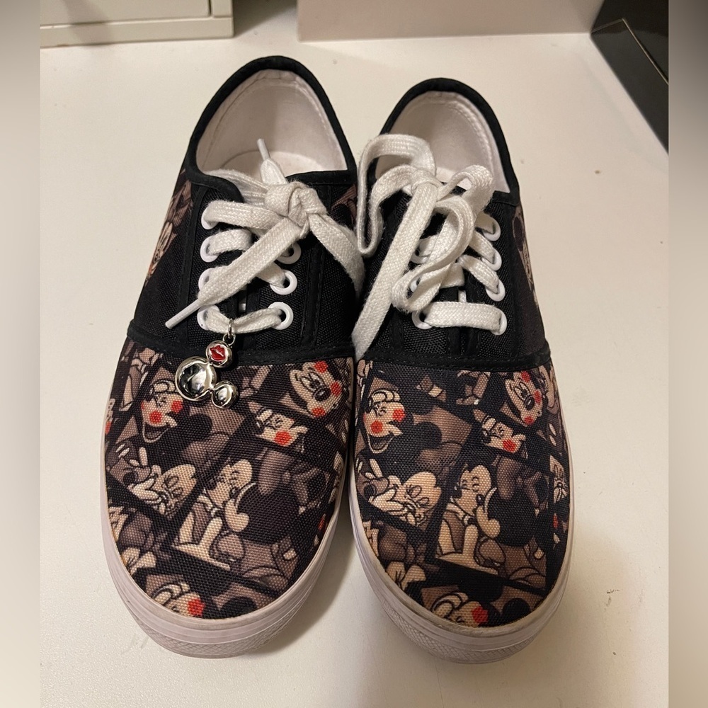 The Bradford Exchange Trevor Carlton 2014 Disney Mickey Mouse Sneakers